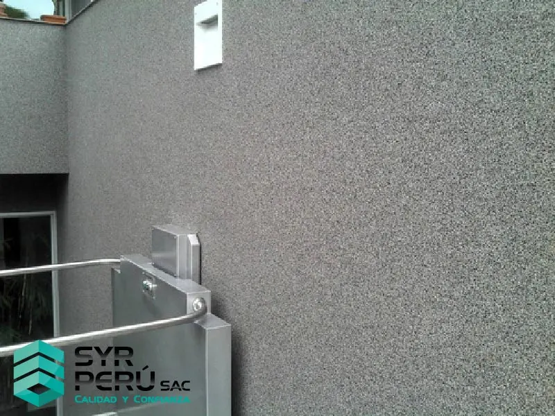 GRANALLA EN PARED DE PATIO 